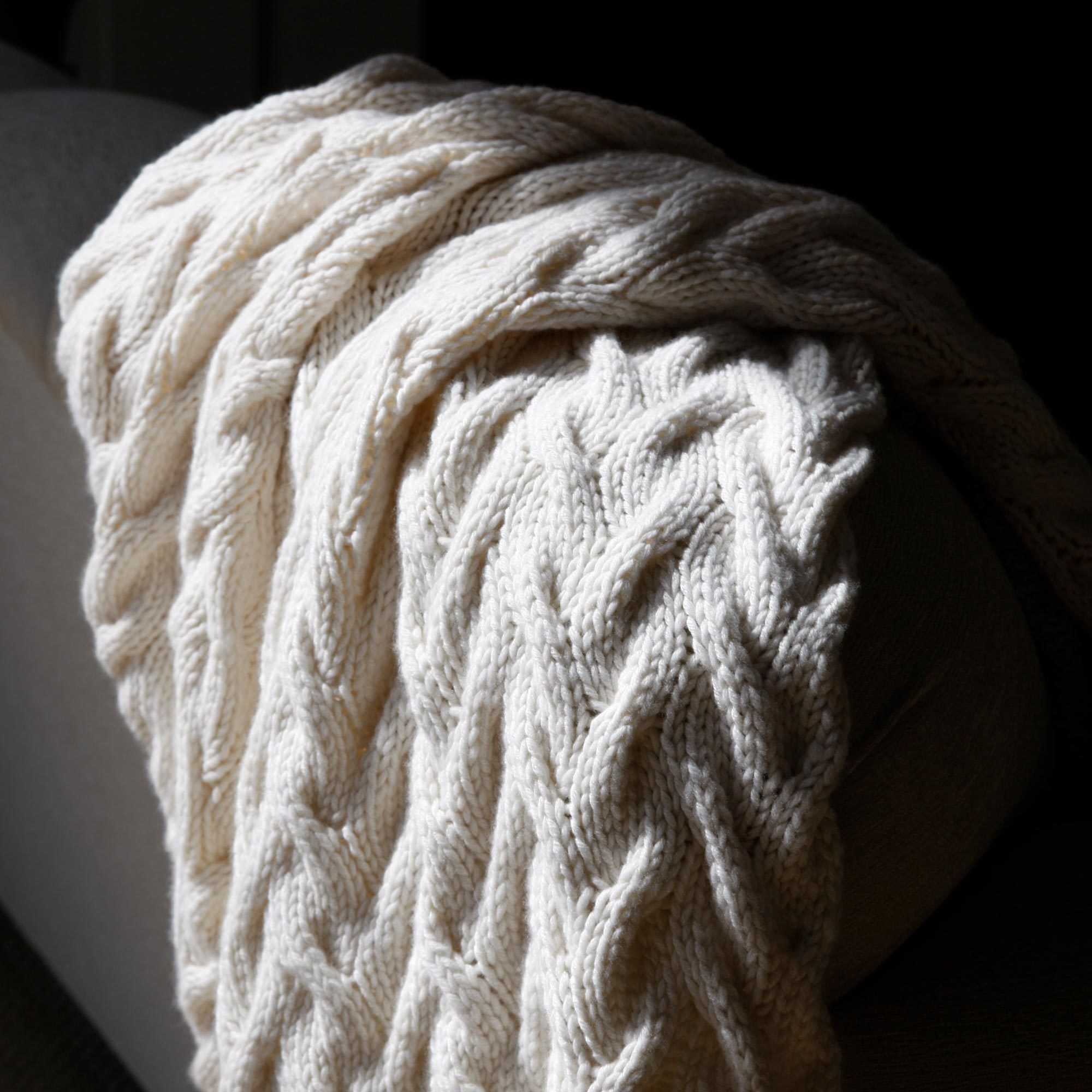 Hand-knitted Sabbia Pure Cashmere Pearl White Throw - Sabbia Adrienne Rogers Textiles The Garnered Styled 1