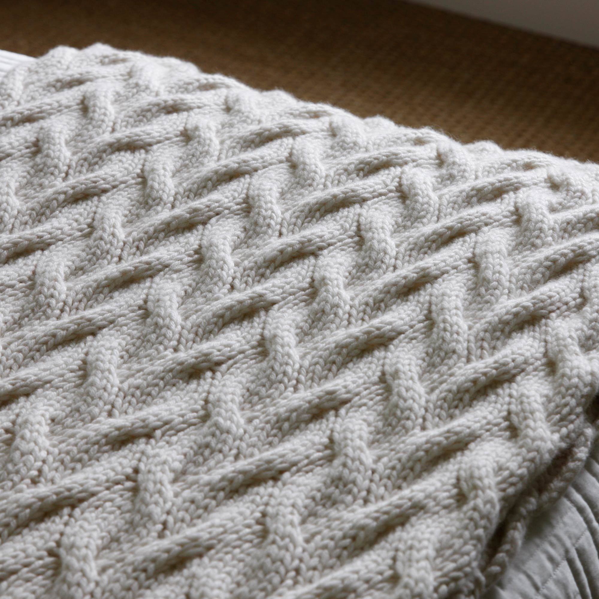Hand-knitted Sabbia Pure Cashmere Pearl White Throw - Sabbia Adrienne Rogers Textiles The Garnered Styled 3