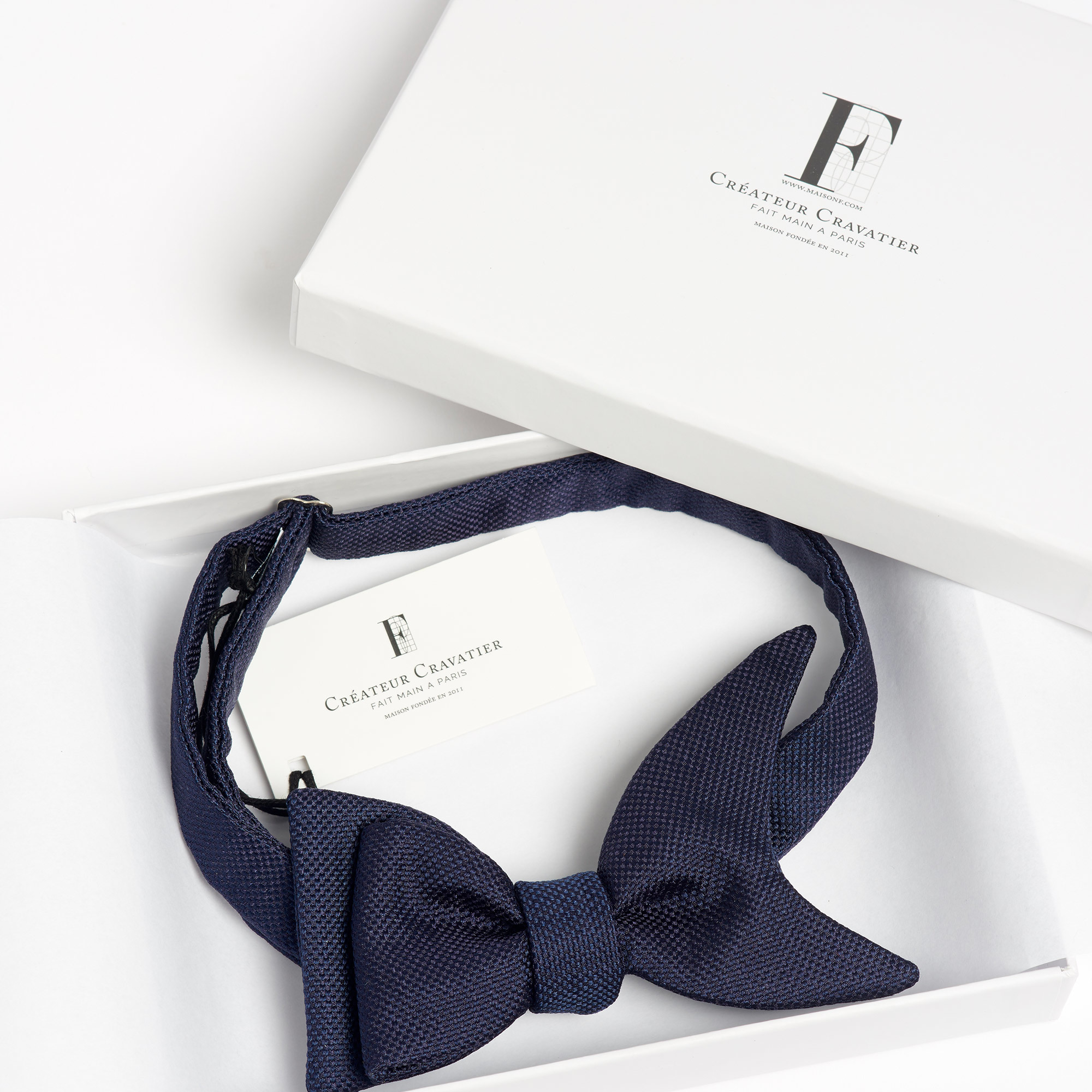 Matte Silk Shark's Fin Pre-Tied Bow-Tie - Navy Bowtie Maison F Ties The Garnered 9