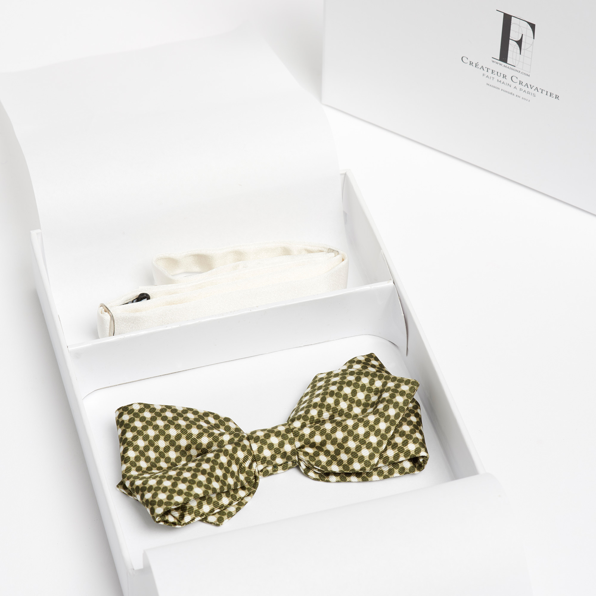 Diamant Silk Spotted Magnetic Bow-Tie - Bowtie Maison F Ties The Garnered 40