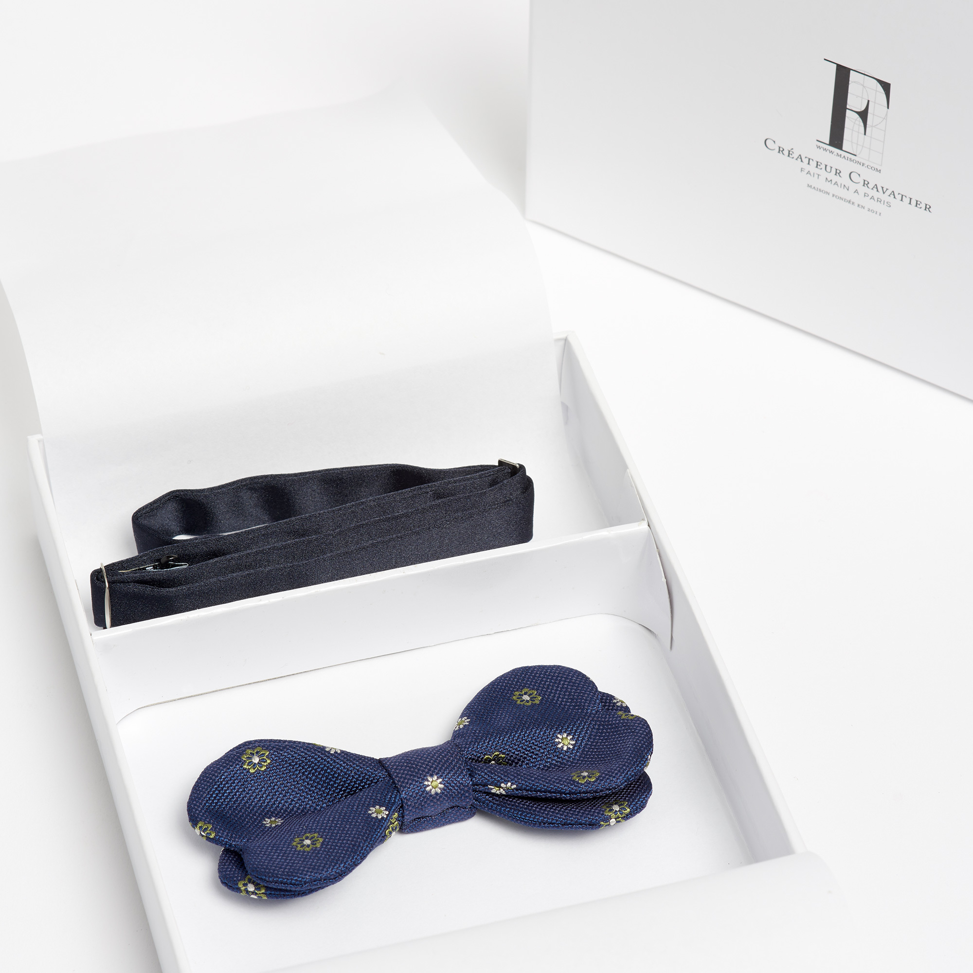 Four-Leaf Clover Silk Magnetic Bow-Tie - Bowtie Maison F Ties The Garnered 44