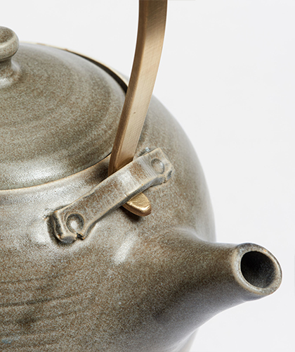 The Garnered - Arielle De Gasquet Handmade Teapot Grey Detail The Garnered 2